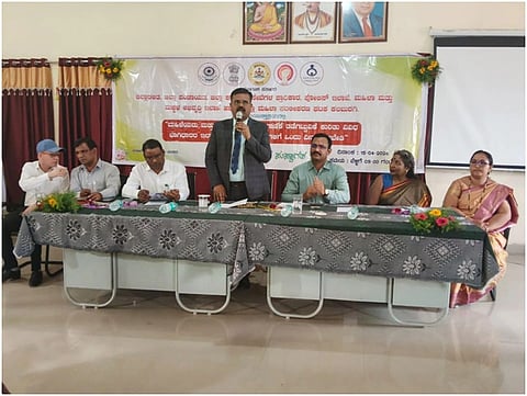 ಕಲಬುರಗಿ ಸರ್ಕಾರಿ ಬಾಲಮಂದಿರದಲ್ಲಿ ಗುರುವಾರ ನಡೆದ ಮಹಿಳೆ ಮತ್ತು ಮಕ್ಕಳ ಅನೈತಿಕ ಸಾಗಾಣಿಕೆ ತಡೆಗಟ್ಟುವಿಕೆ ಕುರಿತು ವಿವಿಧ ಭಾಗಿದಾರರ ಇಲಾಖೆಯ ಅಧಿಕಾರಿ, ಸಿಬ್ಬಂದಿ ತರಬೇತಿ ಕಾರ್ಯಕ್ರಮದಲ್ಲಿ ಹಿರಿಯ ಸಿವಿಲ್​ ನ್ಯಾಯಾಧೀಶ ಶ್ರೀನಿವಾಸ ನವಲೆ ಮಾತನಾಡಿದರು. ಬೃಂದ ಅಡಿಗೆ, ಲಕ್ಷ$್ಮಣ ಶೃಂಗೇರಿ, ರಾಜಕುಮಾರ ರಾಠೋಡ, ಮಂಜುಳಾ ಪಾಟೀಲ್​, ಶ್ರೀನಿವಾಸ ಬಾಳವಾಲೆ, ಶಿವನಂದಮ್ಮ ಇತರರಿದ್ದರು.  