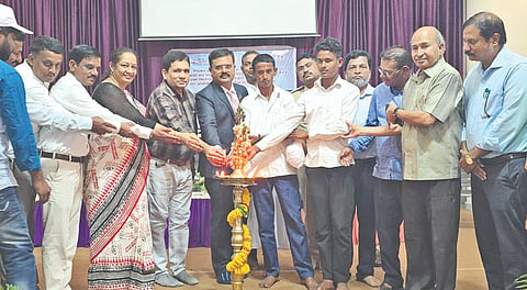 ಕಲಬುರಗಿಯ ಸೇಂಟ್​ ಮೇರಿ ಶಾಲೆಯಲ್ಲಿ ಶುಕ್ರವಾರ ಆಯೋಜಿಸಿದ್ದ ಬಾಲಕಾರ್ಮಿಕ ಪದ್ಧತಿ ವಿರೋಧಿ ದಿನ ಕಾರ್ಯಕ್ರಮವನ್ನು ಹಿರಿಯ ಸಿವಿಲ್​ ನ್ಯಾಯಾಧೀಶ ಶ್ರೀನಿವಾಸ ನವಲೆ ಉದ್ಘಾಟಿಸಿದರು. ವಿಶ್ವಾರಾಧ್ಯ ಇಜೇರಿ, ಶರಣಪ್ಪ ಹಳಿಮನಿ, ಡಾ.ಶರಣಬಸಪ್ಪ ಕ್ಯಾತನಾಳ್​, ಡಾ.ವೆಂಕಟೇಶ ಶಿಂದಿಹಟ್ಟಿ, ಮಹಮ್ಮದ್​ ಬಶೀರ್​ ಅನ್ಸಾರಿ, ಮಂಜುಳಾ ಪಾಟೀಲ್​ ಇತರರಿದ್ದರು.
