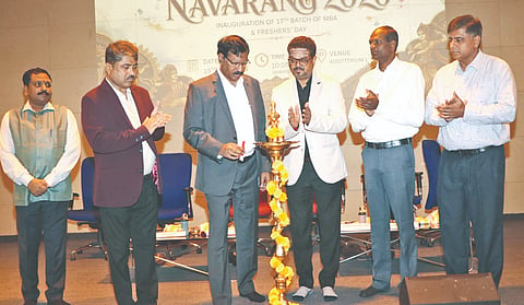 ಕೇಂದ್ರೀಯ ವಿಶ್ವವಿದ್ಯಾಲಯದಲ್ಲಿ ಗುರುವಾರ ಆಯೋಜಿಸಿದ್ದ ನವರಂಗ-2026 ಕಾರ್ಯಕ್ರಮವನ್ನು ಕುಲಪತಿ ಪ್ರೊ.ಬಟ್ಟು ಸತ್ಯನಾರಾಯಣ ಉದ್ಘಾಟಿಸಿದರು. ಶರಣಬಸಪ್ಪ ಪಪ್ಪಾ, ರಾಜಶೇಖರ ಸರಸಂಬಿ, ಪ್ರೊ.ಪಾಂಡುರಂಗ ಪತ್ತಿ, ಪ್ರೊ.ಎ.ಎನ್​.ವಿಜಯಕುಮಾರ್​, ಡಾ.ಶಿವಕುಮಾರ ಬೆಳ್ಳಿ ಇದ್ದರು.