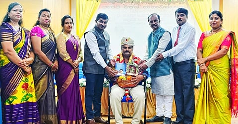 ಕೆ.ಎಂ.ದೊಡ್ಡಿಯ ಭಾರತೀ ಶಿಕ್ಷಣ ಮಹಾವಿದ್ಯಾಲಯದಲ್ಲಿ ಆಯೋಜಿಸಿದ್ದ ಕಾರ್ಯಕ್ರಮದಲ್ಲಿ ಸಾಹಿತಿ ಟಿ.ಸತೀಶ್ ಜವರೇಗೌಡ ಅವರನ್ನು ಸನ್ಮಾನಿಸಲಾಯಿತು. 