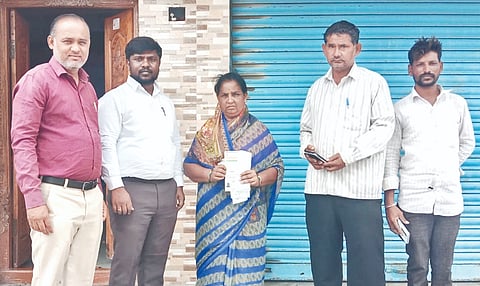 ನಾಯ್ಕಲ್​ ಗ್ರಾಮದಲ್ಲಿ ಗೃಹಲಕ್ಷ್ಮಿ ಯೋಜನೆಯ ಫಲಾನುಭವಿಗಳ ಪರಿಷ್ಕರಣೆಯನ್ನು ವಡಗೇರಾದ ಸೆಕ್ಷನ್​ ಅಧಿಕಾರಿ ಥಾಮಸ್​, ಹಿರಿಯ ಸಹಾಯಕ ಮಾರುತೇಶ್ವರ ಚವ್ಹಾಣ್​  ಶನಿವಾರ ಪರಿಶೀಲಿಸಿದರು.