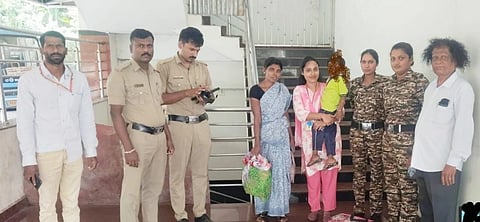ಉಡುಪಿಯಲ್ಲಿ ಅಸಹಾಯಕ ಸ್ಥಿಯಲ್ಲಿದ್ದ ಗದಗ ಮೂಲದ ತಾಯಿ-ಮಗುವನ್ನು ರಕ್ಷಣೆ ಮಾಡಲಾಯಿತು. ನಿತ್ಯಾನಂದ ಒಳಕಾಡು, ರಕ್ಷಿತಾ, ವನಿತಾ, ಪ್ರಕಾಶ್​, ವಿದ್ಯಾಶ್ರೀ ಇತರರಿದ್ದರು.