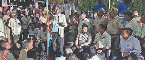 ಗುತ್ತಲ ಸಮೀಪದ ನೀರಲಗಿ ಗ್ರಾಮದ ಪ್ರಾಥಮಿಕ ಶಾಲಾ ಎದುರು ಪಾಲಕರು ಹಾಗೂ ವಿದ್ಯಾರ್ಥಿಗಳ ನಡೆಸುತ್ತಿದ್ದ (withdraw sit-in) ಪ್ರತಿಭಟನಾ ಸ್ಥಳಕ್ಕೆ ಜಿಲ್ಲಾಧಿಕಾರಿ ಡಾ.ವಿಜಯಮಹಾಂತೇಶ ದಾನಮ್ಮನವರ ಗುರುವಾರ ಭೇಟಿ ನೀಡಿ ಪ್ರತಿಭಟನಾಕಾರರೊಂದಿಗೆ ರ್ಚಚಿಸಿದರು.