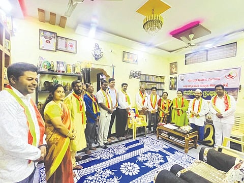 ಕಲಬುರಗಿ ಸಿದ್ದೇಶ್ವರ ಕಾಲನಿ ನಿವಾಸಿ ಸಾಹಿತಿ ಡಾ.ರಾಜಶೇಖರ ಮಾಂಗ್​ ನಿವಾಸದಲ್ಲಿ ಕನ್ನಡ ಪುಸ್ತಕ ಪ್ರಾಧಿಕಾರ ಇತ್ತೀಚಿಗೆ ಆಯೋಜಿಸಿದ್ದ ಮನೆಗೊಂದು ಗ್ರಂಥಾಲಯ ಉದ್ಘಾಟನೆ ಕಾರ್ಯಕ್ರಮದಲ್ಲಿ ಬಿ.ಎಚ್​.ನಿರಗುಡಿ, ಡಾ.ಸೂರ್ಯಕಾಂತ ಸುಜ್ಯಾತ, ಡಾ.ಶೋಭಾದೇವಿ ಚಕ್ಕಿ, ಡಾ.ಪರ್ವೀನ್​ ಸುಲ್ತಾನಾ, ರೇವಣಸಿದ್ದಪ್ಪ ದುಕಾನ, ಶ್ರೀಶೈಲ ಮದಾನೆ, ಆನಂದ್​ ಕೊಡೇಕಲ್​, ವಿಜಯಕುಮಾರ ರಾವೂರ, ಅರುಣಕುಮಾರ ಪಾಂಡವ, ಧೂಳಪ್ಪ ದ್ಯಾಮನಕರ್​, ಭೀಮೇಶ್ವರಿ ಮಾಂಗ್​ ಇದ್ದರು.