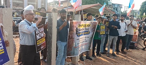 ನೀಟ್​ ಪ್ರಶ್ನೆ ಪತ್ರಿಕೆ ಸೋರಿಕೆ ಖಂಡಿಸಿ ಉಡುಪಿಯಲ್ಲಿ ಆಯೋಜಿಸಿದ್ದ ಪ್ರತಿಭಟನೆಯಲ್ಲಿ ಪ್ರೊ. ಫಣಿರಾಜ್​ ಮಾತನಾಡಿದರು. ನಿಹಾಲ್​ ಕಿದಿಯೂರು, ಡಾ.ನಸುಹಾ, ಆಯಾನ್​ ಮಲ್ಪೆ, ರೆಹಾನ್​ ಉಡುಪಿ, ಸಾಕೀಬ್​ ಹೂಡೆ, ನಿಫಾಲ್​ ಕಿದಿಯೂರು ಇತರರಿದ್ದರು.
