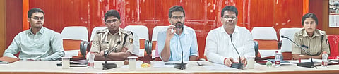 ನೀಟ್​ ಪರೀಕ್ಷೆಗೆ ಸಂಬಂಧಿಸಿದಂತೆ ಕಲಬುರಗಿ ಡಿಸಿ ಕಚೇರಿಯಲ್ಲಿ ಗುರುವಾರ ನಡೆದ ಪೂರ್ವಭಾವಿ ಸಭೆಯಲ್ಲಿ ಜಿಲ್ಲಾಧಿಕಾರಿ ಇಕ್ರಮ್​ ಶರೀಫ್​ ಮಾತನಾಡಿದರು. ಅಡ್ಡೂರು ಶ್ರೀನಿವಾಸಲು, ರಾಯಪ್ಪ ಹುಣಸಗಿ, ಶಾಲೂ ಇತರರಿದ್ದರು.