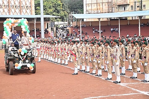 neharu ground ಸ್ವಾತಂತ್ರೃ ದಿನ ನಿಮಿತ್ತ ಹುಬ್ಬಳ್ಳಿಯಲ್ಲಿ ಶಹರ ತಹಸೀಲ್ದಾರ್ ಮಹೇಶ ಭಗವಂತ ಗಸ್ತೆ ಅವರು ವಿವಿಧ ಪಡೆಗಳಿಂದ ಶನಿವಾರ ಗೌರವ ವಂದನೆ ಸ್ವೀಕರಿಸಿದರು.