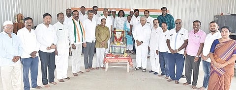  ತುಮಕೂರು ಜಿಲ್ಲಾ ಕಾಂಗ್ರೆಸ್​ ಟಕದ ವತಿಯಿಂದ ಪಂಡಿತ್​ ಜವಹರಲಾಲ್​ ನೆಹರು ಪುಣ್ಯ ಸ್ಮರಣೆ ಕಾರ್ಯಕ್ರಮದಲ್ಲಿ ಎಸ್​.ಷಫೀ ಅಹ್ಮದ್​, ಜಿ.ಚಂದ್ರಶೇಖರಗೌಡ, ಕೆಂಚಮಾರಯ್ಯ, ಇಕ್ಬಾಲ್​ ಅಹ್ಮದ್​, ಎಚ್​.ಸಿ.ಹನುಮಂತಯ್ಯ, ಇಾರ್ನ್​ ಅಹ್ಮದ್​, ಕುಮಾರಸ್ವಾಮಿ, ಭಾಗ್ಯಮ್ಮ, ಲಕ್ಷಿ$್ಮದೇವಮ್ಮ ಮತ್ತಿತರರು ಇದ್ದರು. 