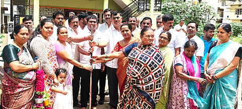  ನೆಲಮಂಗಲ ನಗರಸಭೆ ವ್ಯಾಪ್ತಿಯ ವಿವಿಧ ವಾರ್ಡ್​ಗಳಲ್ಲಿ ಸುಮಾರು 2.5 ರೂ. ಕೋಟಿ ವೆಚ್ಚದಲ್ಲಿ ಕಾಂಕ್ರೀಟ್​ ರಸ್ತೆ, ಚರಂಡಿ ಅಭಿವೃದ್ಧಿ ಕಾಮಗಾರಿಗಳಿಗೆ ಶಾಸಕ ಎನ್​.ಶ್ರೀನಿವಾಸ್​ ಚಾಲನೆ ನೀಡಿದರು. ನಗರಸಭೆ ಅಧ್ಯಕ್ಷ ಎನ್​.ಗಣೇಶ್​, ಉಪಾಧ್ಯಕ್ಷ ಆನಂದ್​, ನಿಟಕಪೂರ್ವ ಅಧ್ಯಕ್ಷೆ ಪೂರ್ಣಿಮಾ ಸುಗ್ಗರಾಜು, ಸದಸ್ಯ ಸಿ.ಪ್ರದಿಪ್​, ಪದ್ಮನಾಭ, ಪುರುಷೋತ್ತಮ್​, ಪೌರಾಯುಕ್ತ ಗಂಗಾಧರ್​ ಇತರರು ಇದ್ದರು.