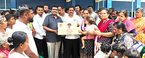 ನೆಲಮಂಗಲ ತಾಲೂಕಿನ ಕಣೇಗೌಡನಹಳ್ಳಿ ಗ್ರಾಮ ಪಂಚಾಯಿತಿ ವ್ಯಾಪ್ತಿಯಲ್ಲಿ ಆಯೋಜಿಸಿದ್ದ ರಂಗೋಲಿ ಸ್ಪರ್ಧೆ ವಿಜೇತರಿಗೆ ಶಾಸಕ ಎನ್​. ಶ್ರೀನಿವಾಸ್​ ಬಹುಮಾನ ವಿತರಿಸಿದರು. ಬ್ಲಾಕ್​ ಕಾಂಗ್ರೆಸ್​ ಅಧ್ಯಕ್ಷ ಮಂಜುನಾಥ್​ಗೌಡ, ಉಪಾಧ್ಯಕ್ಷ ಸಿ.ಎಂ. ಗೌಡ, ಗ್ಯಾರಂಟಿ ಸಮಿತಿ ಅಧ್ಯಕ್ಷೆ ನಾಗರತ್ನಮ್ಮ,ಉದ್ಯಮಿ ಚಿಕ್ಕಹನುಮೇಗೌಡ ಇದ್ದರು.