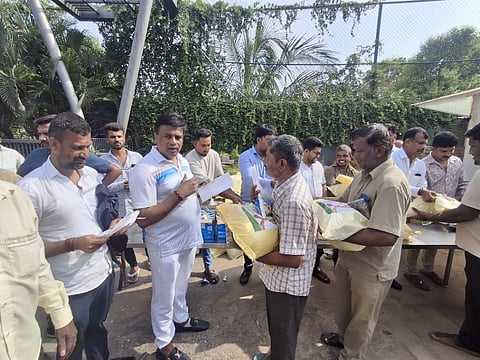 ಬೆಂಗಳೂರಿನ ನಾಗರಬಾವಿಯಲ್ಲಿ ಮಂಡ್ಯ ವಿಧಾನಸಭಾ ಕ್ಷೇತ್ರ ವ್ಯಾಪ್ತಿಯ ಆಟೋ ಚಾಲಕರಿಗೆ ಶಾಸಕ ಪಿ.ರವಿಕುಮಾರ್ ಗಣಿಗ ಫುಡ್ ಕಿಟ್ ಹಾಗೂ ಆರ್ಥಿಕ ನೆರವು ನೀಡಿದರು. 