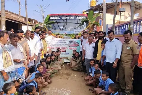 ಮುಂಡಗೋಡನಿಂದ ಮುಡಸಾಲಿ ಗ್ರಾಮಕ್ಕೆ ನೂತನ ಬಸ್ (Bus) ಸಂಚಾರಕ್ಕೆ ಗ್ಯಾರಂಟಿ ಯೋಜನೆಗಳ ತಾಲೂಕಾಧ್ಯಕ್ಷ ರಾಜಶೇಖರ ಹಿರೇಮಠ ಚಾಲನೆ ನೀಡಿದರು. ಮುಖಂಡರಾದ ಕೃಷ್ಣ ಹಿರಳ್ಳಿ, ನಿತಿನ್‌ರಾಯ್ಕರ್, ಹನುಮಂತ ವಡ್ಡರ ಮತ್ತಿತರರಿದ್ದರು.