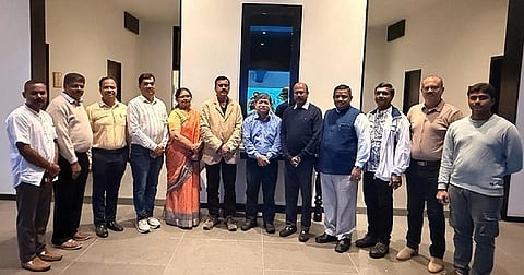 ಕೊಡಗು ಜಿಲ್ಲಾ ಚೇಂಬರ್ ಆಫ್ ಕಾಮರ್ಸ್ ಜಿಲ್ಲಾಧ್ಯಕ್ಷ ಬಿ.ಆರ್.ನಾಗೇಂದ್ರಪ್ರಸಾದ್ ನೇತತ್ವದ ನಿಯೋಗ ಸುಶೀಲ್ ಕುಮಾರ್ ಸಿಂಗ್ ಅವರಿಗೆ ವಿವಿಧ ಬೇಡಿಕೆಗಳ ಪ್ರಸ್ತಾವನೆ ಸಲ್ಲಿಸಿತು. ಕೆ.ಕೆ.ವಿಶ್ವನಾಥ್, ಚಿದ್ವಿಲಾಸ್ ಇತರರಿದ್ದರು.