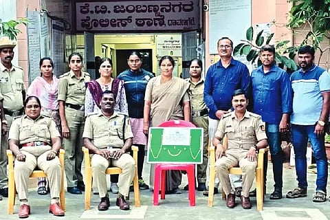 ದಾವಣಗೆರೆಯ ಕೆಟಿಜೆ ನಗರ ಠಾಣೆಯ ಪೊಲೀಸರು ಚಿನ್ನಾಭರಣ ವಶಪಡಿಸಿಕೊಂಡಿರುವುದು. ಡಿವೈಎಸ್ಪಿ ಶರಣ ಬಸವೇಶ್ವರ ಬಿ, ಪೊಲೀಸ್ ಇನ್‌ಸ್ಪೆಕ್ಟರ್ ಸುನೀಲ್ ಕುಮಾರ್ ಎಚ್.ಎಸ್, ಪಿ.ಎಸ್.ಐ ಲತಾ.ಆರ್. ಇತರರು ಇದ್ದರು.
