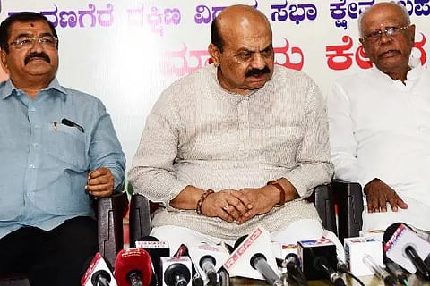  ದಾವಣಗೆರೆಯಲ್ಲಿ ಶುಕ್ರವಾರ ಸುದ್ದಿಗೋಷ್ಠಿಯಲ್ಲಿ ಮಾಜಿ ಸಿಎಂ ಬಸವರಾಜ ಬೊಮ್ಮಾಯಿ ಮಾತನಾಡಿದರು. ಜಿ.ಎಂ. ಸಿದ್ದೇಶ್ವರ, ಬಿ.ಪಿ. ಹರೀಶ್ ಇದ್ದರು.
