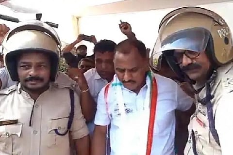 ಶಾಸಕ ಎ.ಕೆ.ಎಂ.ಅಶ್ರಫ್ ಅವರನ್ನು ಪೊಲೀಸರು ಬಂಧಿಸಿದರು.