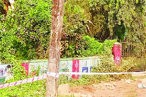  ವಿದ್ಯುತ್ ಕಂಬದ ಸನಿಹದಲ್ಲಿ ಕಾಂಕ್ರೀಟಿಕರಣಗೊಳಿಸಲು ಲೋಕೋಪಯೋಗಿ ಇಲಾಖೆ ಸಿದ್ಧತೆ ನಡೆಸಿರುವುದು.