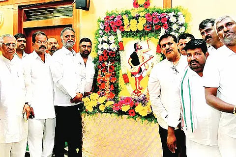 ದಾವಣಗೆರೆ ಜಿಲ್ಲಾಡಳಿತ ಭವನದಲ್ಲಿ ಶನಿವಾರ ದಾಸ ಶ್ರೇಷ್ಠ ಶ್ರೀ ಕನಕದಾಸರ ಭಾವಚಿತ್ರಕ್ಕೆ ಪುಷ್ಪಾರ್ಚನೆ ಮಾಡಲಾಯಿತು. ಕೆ.ಎಸ್. ಬಸವಂತಪ್ಪ, ಪರಮೇಶ್ವರ ಹೆಗಡೆ, ಶೀಲವಂತ ಶಿವಕುಮಾರ, ಚಿದಾನಂದ, ಎಚ್.ಬಿ ಗೋಣೆಪ್ಪ, ಗುರುನಾಥ, ಪರಶುರಾಮ, ಎಸ್.ಎಸ್. ಗಿರೀಶ್, ಬೀರಪ್ಪ ಭಾಗವಹಿಸಿದ್ದರು.