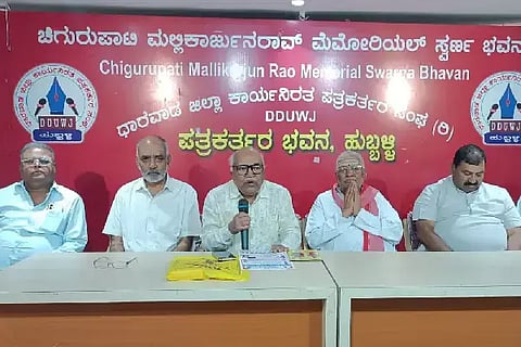 ಹುಬ್ಬಳ್ಳಿ ಶ್ರೀ ವೀರಭದ್ರೇಶ್ವರ (Fair) ದೇವಸ್ಥಾನ ಟ್ರಸ್ಟ್ ಕಮಿಟಿಯ ಜಾತ್ರಾ ಮಹೋತ್ಸವದ ಗೌರವಾಧ್ಯಕ್ಷ ಡಾ. ಎನ್.ಎ. ಚರಂತಿಮಠ ಹುಬ್ಬಳ್ಳಿಯಲ್ಲಿ ಶುಕ್ರವಾರ ಸುದ್ದಿಗೊಷ್ಠಿಯಲ್ಲಿ ಮಾತನಾಡಿದರು. ಚಂದ್ರಶೇಖರ ಮಟ್ಟಿ, ಎಸ್.ಎಂ. ರುದ್ರಯ್ಯ, ಬಸವರಾಜ ಕಲ್ಯಾಣಶೆಟ್ಟರ್, ಚಂದ್ರಶೇಖರ ಪಾಟೀಲ, ಬಸವರಾಜ ಚಿಕ್ಕಮಠ ಇದ್ದರು.