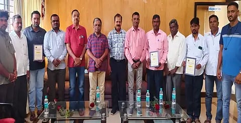 ನವಲಗುಂದ ತಾಲೂಕು ಕಾರ್ಯನಿರತ ಪತ್ರಕರ್ತ ಸಂಘಕ್ಕೆ ಅವಿರೋಧವಾಗಿ ಆಯ್ಕೆಯಾದ ಪದಾಧಿಕಾರಿಗಳಿಗೆ ಜಿಲ್ಲಾಧ್ಯಕ್ಷ ಬಂಡು ಕುಲಕರ್ಣಿ ಆಯ್ಕೆ ಪ್ರಮಾಣ ವಿತರಿಸಿದರು. ರಾಜು ವಿಜಾಪೂರ, ಹೆಮರಡ್ಡಿ ಸೈದಾಪುರ ಇತರರಿದ್ದರು.