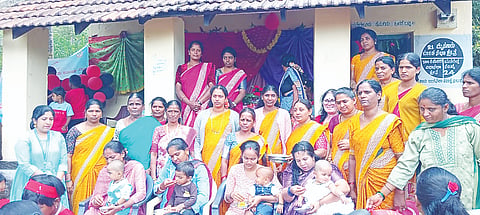  ನಿಲುವಾಗಿಲು ಗ್ರಾಮದ ಅಂಗನವಾಡಿ ಕೇಂದ್ರದಲ್ಲಿ ನಡೆದ ಪೋಷಣ್ ಅಭಿಯಾನ ಕಾರ್ಯಕ್ರಮದಲ್ಲಿ ಮಕ್ಕಳಿಗೆ ಅಕ್ಷರಾಭ್ಯಾಸ, ಗರ್ಭಿಣಿಯರಿಗೆ ಸೀಮಂತಶಾಸ್ತ್ರ ನಡೆಯಿತು. ಕಮಲಮ್ಮ, ಸವಿತಮ್ಮ, ಕೀರ್ತಿ, ಶೃತಿ, ಪವಿತ್ರಾ ಇದ್ದರು.