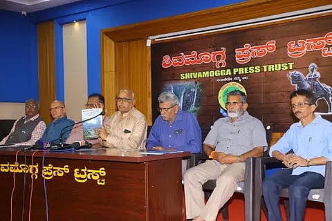 ಶಿವಮೊಗ್ಗದಲ್ಲಿ ಪರ್ಯಾವರಣ ಟ್ರಸ್ಟ್ ಅಧ್ಯಕ್ಷ ಪ್ರೊ. ಬಿ.ಎಂ.ಕುಮಾರಸ್ವಾಮಿ ಮಾತನಾಡಿದರು.  ಪ್ರೊ. ಎಲ್.ಕೆ.ಶ್ರೀಪತಿ, ಎಂ.ಶಂಕರ್, ಗಿರೀಶ್ ಪಟೇಲ್, ರಮೇಶ್ ಹೆಗ್ಡೆ, ತ್ಯಾಗರಾಜ್ ಮಿತ್ಯಾಂತ, ದಿನೇಶ್ ಶೇಟ್ ಸುದ್ದಿಗೋಷ್ಠಿಯಲ್ಲಿದ್ದರು.
