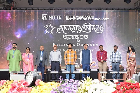 ನಿಟ್ಟೆ ಮೀನಾಕ್ಷಿ ತಾಂತ್ರಿಕ ಮಹಾವಿದ್ಯಾಲಯದಲ್ಲಿ ಹಮ್ಮಿಕೊಂಡಿದ್ದ ರಾಷ್ಟ್ರಮಟ್ಟದ ತಂತ್ರಜ್ಞಾನ ಹಾಗೂ ಸಂಸ್ಕತಿ ಉತ್ಸವ  ‘ಅನಾದ್ಯಂತ-2026’ಕ್ಕೆ ಜಿಇ ಹೆಲ್ತ್‌ಕೇರ್ ಸಂಸ್ಥೆಯ ಉಪಾಧ್ಯಕ್ಷ ವಿವಾಸ್ವನ್ ಶಾಸ್ತ್ರಿ ಚಾಲನೆ ನೀಡಿದರು. ನಟ ವಿರಾಟ್ ಕಾಲೇಜು ಸಿಬ್ಬಂದಿಗಳು ಉಪಸ್ಥಿತರಿದ್ದರು. 