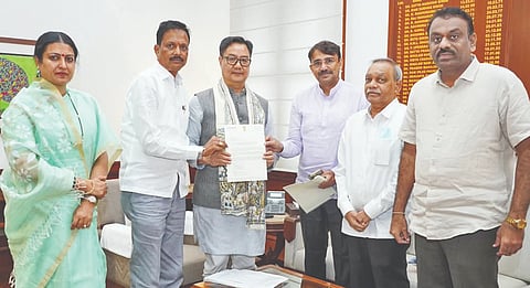 ಕಲಬುರಗಿ ಸಂಸದ ರಾಧಾಕೃಷ್ಣ ದೊಡ್ಡಮನಿ ನೇತೃತ್ವದ ಕಲ್ಯಾಣ ಕರ್ನಾಟಕ ಸಂಸದರ ನಿಯೋಗ ಕೇಂದ್ರ ಸಚಿವ ಕಿರಣ್​ ರಿಜಿಜು ಅವರನ್ನು ದೆಹಲಿಯಲ್ಲಿ ಮಂಗಳವಾರ ಭೇಟಿ ಮಾಡಿ ಕಲ್ಯಾಣದ ಅಭಿವೃದ್ಧಿಗೆ ಸಹಕರಿಸುವಂತೆ ಮನವಿಪತ್ರ ಸಲ್ಲಿಸಿತು. ಜಿ.ಕುಮಾರ ನಾಯಕ್​, ಇ.ತುಕಾರಾಂ, ರಾಜಶೇಖರ ಹಿಟ್ನಾಳ್​, ಪ್ರಭಾ ಮಲ್ಲಿಕಾರ್ಜುನ ಇದ್ದರು.