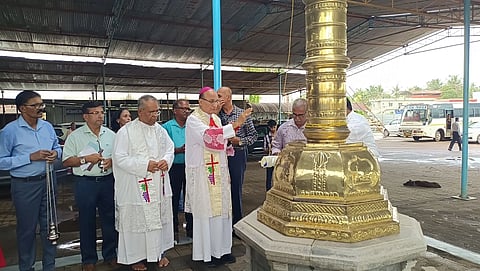 ಉಡುಪಿ ಮಲ್ಪೆಯ ಸ್ಟೆಲ್ಲಾ ಮಾರಿಸ್​ ದೇವಾಲಯದಲ್ಲಿ ವೆಲಂಕಣಿ ಆರೋಗ್ಯ ಮಾತೆಯ ವಾರ್ಷಿಕ ಮಹೋತ್ಸವದ ನೊವೇನಾ ಪ್ರಾರ್ಥನೆಗೆ ಡಾ. ಜೆರಾಲ್ಡ್​ ಐಸಾಕ್​ ಲೋಬೊ ಚಾಲನೆ ನೀಡಿದರು. ಡಾ.ಬ್ಯಾಪ್ಟಿಸ್ಟ್​ ಮಿನೇಜಸ್​, ಜೋನ್​ ಫೆರ್ನಾಂಡಿಸ್​, ನವೀನ್​ ಫೆರ್ನಾಂಡಿಸ್​, ಪ್ರೆಸಿಲ್ಲಾ ಆಳ್ವಾ, ಡೆನಿಸ್​ ಲಸ್ರಾದೊ ಇದ್ದರು.
