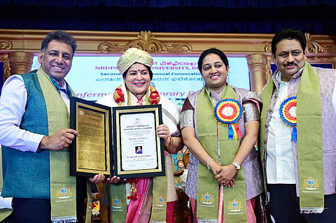 ಕರ್ನಾಟಕ ಚಲನಚಿತ್ರ ವಾಣಿಜ್ಯ ಮಂಡಳಿ ಅಧ್ಯಕ್ಷೆ ಡಾ. ಜಯಮಾಲ ರಾಮಚಂದ್ರ ಅವರಿಗೆ ಗೌರವ ಡಾಕ್ಟರೇಟ್ ಪ್ರದಾನ ಮಾಡಲಾಯಿತು.