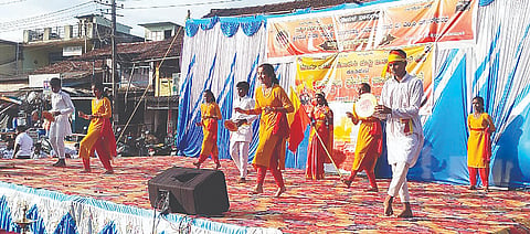  ಕೊಡ್ಲಿಪೇಟೆ  ಕುರ್ಗ್ಮ ಆಟೋ  ಚಾಲಕರ ಸಂಘದಿಂದ ಆಯೋಜಿಸಿದ್ದ ಕನ್ನಡ ರಾಜ್ಯೋತ್ಸವದಲ್ಲಿ ಮಕ್ಕಳ ನೃತ್ಯ ಕಾರ್ಯಕ್ರಮ.
