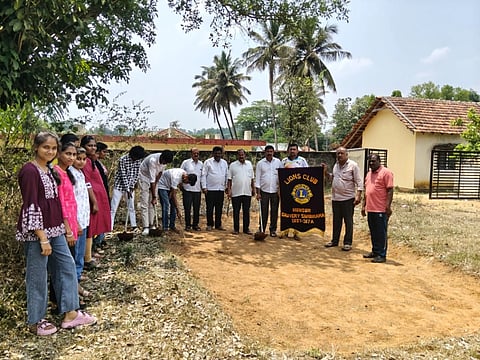  ಶನಿವಾರಸಂತೆಯ ಸರ್ಕಾರಿ ಮಾದರಿ ಪ್ರಾಥಮಿಕ ಶಾಲಾ ಮೈದಾನ ಸ್ವಚ್ಛತೆ ವೇಳೆ ಲಯನ್ಸ್ ಅಧ್ಯಕ್ಷ ಕೇಶವಮೂರ್ತಿ, ಚಿಣ್ಣಪ್ಪ ,ಹರೀಶ್, ಧರ್ಮಪ್ಪ, ಶಿವಕುಮಾರ್, ಪೊನ್ನಪ್ಪ, ಹಾಗೂ ಎನ್‌ಎಸ್‌ಎಸ್ ವಿದ್ಯಾರ್ಥಿಗಳು ಪಾಲ್ಗೊಂಡಿದ್ದರು. 