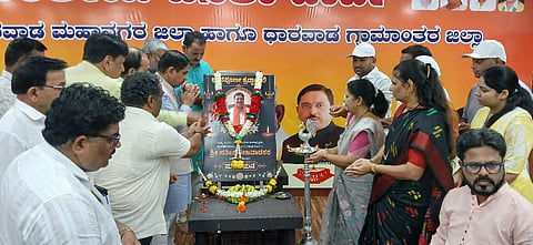 late ಬಿಜೆಪಿ ಮುಖಂಡ ದಿ. ಸತೀಶ ಶೇಜವಾಡಕರ ಅವರ ನುಡಿನಮನ ಕಾರ್ಯಕ್ರಮದಲ್ಲಿ ಕೇಂದ್ರ ಸಚಿವ ಪ್ರಲ್ಹಾದ ಜೋಶಿ, ಶಾಸಕ ಮಹೇಶ ಟೆಂಗಿನಕಾಯಿ, ಶಿವು ಮೆಣಸಿನಕಾಯಿ ಹಾಗೂ ಇತರರು ಪಾಲ್ಗೊಂಡಿದ್ದರು. 