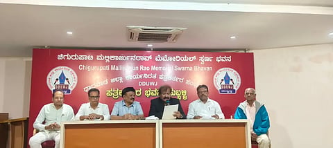 namana ಸುದ್ದಿಗೋಷ್ಠಿಯಲ್ಲಿ ಮಾಹಿತಿ ನೀಡಿದ ನಿವೃತ್ತ ಪ್ರಾಚಾರ್ಯ ಪ್ರೊ. ಎಸ್.ಬಿ. ನಾಡಗೌಡ.