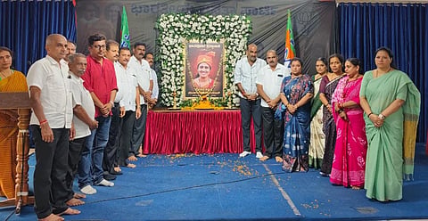 ಉಡುಪಿ ಜಿಲ್ಲಾ ಬಿಜೆಪಿ ಕಚೇರಿಯಲ್ಲಿ ಲಕ್ಷ್ಮೀ ಕೊಳ ಅವರಿಗೆ ನುಡಿ ನಮನ ಸಲ್ಲಿಸಲಾಯಿತು. ಕುತ್ಯಾರು ನವೀನ್​ ಶೆಟ್ಟಿ, ಯಶ್​ಪಾಲ್​ ಸುವರ್ಣ, ಕಿರಣಕುಮಾರ್​ ಕೊಡ್ಗಿ, ಗುರುರಾಜ್​ ಗಂಟಿಹೊಳೆ, ಮಟ್ಟಾರ್​ ರತ್ನಾಕರ್​ ಹೆಗ್ಡೆ, ದಿನಕರ್​ ಶೆಟ್ಟಿ ಹೆರ್ಗ, ಗಿರೀಶ್​ ಅಂಚನ್​, ವಿಜಯ ಕೊಡವೂರು, ಸಂಧ್ಯಾ ರಮೇಶ್​ ಇತರರಿದ್ದರು.