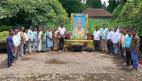 ಉಡುಪಿ ಮಲ್ಪೆಯಲ್ಲಿ ಎಂ.ದೇವದಾಸ್​ ಸ್ಮರಣಾರ್ಥ ನುಡಿನಮನ ಕಾರ್ಯಕ್ರಮ ನಡೆಯಿತು. ಜಯನ್​ ಮಲ್ಪೆ, ಸಂಜೀವ್​ ಬಳ್ಕೂರು, ಕರುಣಾಕರ್​ ಮಾಸ್ತರ್​, ಗಣೇಶ್​ ನೆರ್ಗಿ, ಯು.ಪರಮೇಶ್ವರ್​, ಸುಕೇಶ್​ ನಿಟ್ಟೂರು, ಹರೀಶ್​ ಸಲ್ಯಾನ್​, ವನಿತಾ ಅರುಣ್​, ಶಶಿಕಲಾ ತೊಟ್ಟಂ, ಗಂಗೆ ಇತರರಿದ್ದರು.