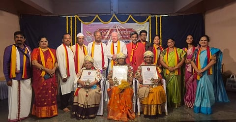 ಉಡುಪಿಯಲ್ಲಿ ಆಯೋಜಿಸಿದ್ದ 'ನುಡಿತೋರಣ' ಸಮಾವೇಶದಲ್ಲಿ ಮೂವರು ಮಹಿಳಾ ಸಾಧಕರಿಗೆ 'ನುಡಿಭೂಷಣ ಪ್ರಶಸ್ತಿ' ನೀಡಲಾಯಿತು. ಡಾ.ಪ್ರೇಮಶೇಖರ್​, ಎಎಸ್​ಎನ್​ ಹೆಬ್ಬಾರ್​, ನೀಲಾವರ ಸುರೇಂದ್ರ ಅಡಿಗ, ನುಡಿತೋರಣದ ವೆಂಕಟೇಶ ಶೇಷಾದ್ರಿ, ರಾ.ಸು. ವೆಂಕಟೇಶ್​, ಶ್ರೀಕಾಂತ ಪತ್ರೆಮರ, ಜಿ.ಎಸ್​. ಸರೋಜಾ ಇತರರಿದ್ದರು.