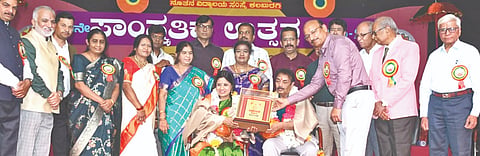 ಕಲಬುರಗಿ ಎನ್​ವಿ ಸಂಸ್ಥೆಯಲ್ಲಿ ಶುಕ್ರವಾರ ಆಯೋಜಿಸಿದ್ದ ಸಾಂಸತಿಕ ಉತ್ಸವದಲ್ಲಿ ಖ್ಯಾತ ಗಾಯಕಿ ಬಿ.ಆರ್​.ಛಾಯಾ ಮತ್ತು ಅವರ ಪತಿ ಪದ್ಮಪಾಣಿ ಅವರನ್ನು ಸತ್ಕರಿಸಲಾಯಿತು. ಡಾ.ಗೌತಮ ಜಹಾಗೀರದಾರ್​, ಅಭಿಜಿತ್​ ದೇಶಮುಖ, ಬಿ.ಜಿ.ದೇಶಪಾಂಡೆ, ಸುಹಾಸ ಖಣಗೆ, ಸುಧಾ ಕುಲಕರ್ಣಿ ಕರಲಗಿಕರ್​, ಆನಂದ ಪಪ್ಪು ಇತರರಿದ್ದರು.