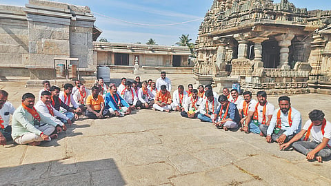 ಲಕ್ಷ್ಮೇಶ್ವರದ ಶ್ರೀ ಸೋಮೇಶ್ವರ ದೇವಸ್ಥಾನದಲ್ಲಿ ಶಾಸಕ ಡಾ.ಚಂದ್ರು ಲಮಾಣಿ ಅವರ ನೇತೃತ್ವದಲ್ಲಿ ವಿಶೇಷ ಪೂಜೆ, ಓಂಕಾರ (omkara) ಮಂತ್ರ ಜಪ ಕೈಗೊಳ್ಳಲಾಯಿತು.