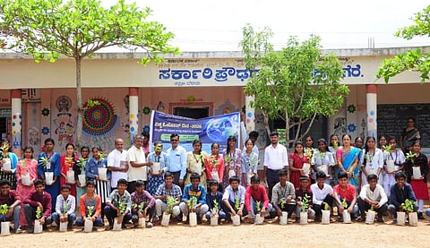 ಮಂಡ್ಯ ತಾಲೂಕು ಸಂತೆಕಸಲಗೆರೆ ಗ್ರಾಮದಲ್ಲಿ ವಿಶ್ವ ಓಜೋನ್‌ದಿನದ ಅಂಗವಾಗಿ ಮಕ್ಕಳಿಗೆ ಸಸಿ ವಿತರಣೆ ಮಾಡಲಾಯಿತು.  