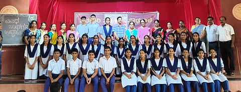ಉಡುಪಿಯ ವಳಕಾಡು ಪ್ರೌಢಶಾಲೆಯಲ್ಲಿ ವಿದ್ಯಾರ್ಥಿಗಳ ವಿವಿಧ ಸಂಘ ಉದ್ಘಾಟಿಸಲಾಯಿತು. ಪ್ರೊ.ವಿಶ್ವನಾಥ ಕರಬ, ತಾರಾದೇವಿ, ಸುಜಾತಾ ನಾಯಕ್​, ಪ್ರತಿಮಾ ನಾಯಕ್​, ಶಿವರಾಮ್​ ಶೆಟ್ಟಿ ಹಾಗೂ ಶಿಕ್ಷಕರು, ವಿದ್ಯಾರ್ಥಿಗಳು ಇದ್ದರು.
