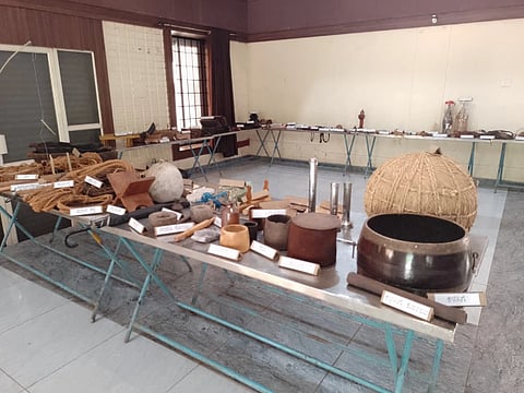 ಉಡುಪಿಯ ಎಂಜಿಎಂ ಕಾಲೇಜಿನಲ್ಲಿ ಶಿಕ್ಷಕ ಶ್ರೀನಿವಾಸ ದೇವಾಡಿಗ ಅವರು ಮಂದರತಿ ಪ್ರಾಚ್ಯ ವಸ್ತು ಪ್ರದರ್ಶನ ಅಯೋಜಿಸಿಸಿರುವುದು.