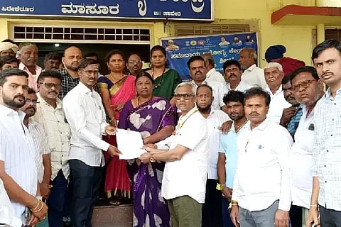 ರಟ್ಟಿಹಳ್ಳಿ ತಾಲೂಕಿನ ಮಾಸೂರು ಗ್ರಾಮದ ಸಿಎಚ್​ಸಿ (Opposition PHC) ಎದುರು ಗ್ರಾಪಂ ಅಧ್ಯಕ್ಷರು, ಉಪಾಧ್ಯಕ್ಷರು, ಸದಸ್ಯರು ಹಾಗೂ ಗ್ರಾಮಸ್ಥರು ಶುಕ್ರವಾರ ಪ್ರತಿಭಟನೆ ನಡೆಸಿದರು. 