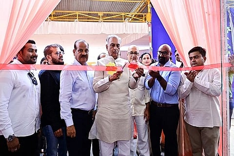 ಹುಬ್ಬಳ್ಳಿಯ ಗೋಕುಲ ರಸ್ತೆ ಬಳಿಯ ವಿಮಾನ ನಿಲ್ದಾಣ ಎದುರಿನ Orchids School ಆರ್ಕಿಡ್ಸ್ ದಿ ಇಂಟರ್‌ನ್ಯಾಷನಲ್ ಸ್ಕೂಲ್ ಅನ್ನು ಸಭಾಪತಿ ಬಸವರಾಜ ಹೊರಟ್ಟಿ ಶನಿವಾರ ಉದ್ಘಾಟಿಸಿದರು.