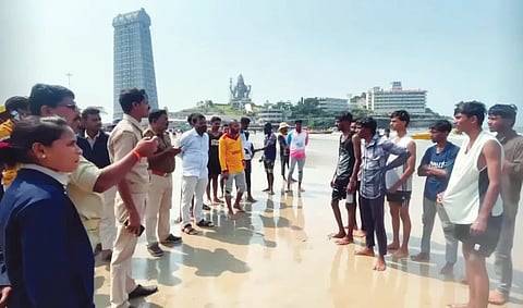 ಮುರ್ಡೇಶ್ವರ ಬೀಚ್‌ನಲ್ಲಿ (outrageous behavior) ಈಜಲು ಬಂದಿದ್ದ ಶಿವಮೊಗ್ಗದ ವಿದ್ಯಾರ್ಥಿಗಳಿಗೆ ಬುದ್ಧಿವಾದ ಹೇಳಿದ ಕರಾವಳಿ ಕಾವಲು ಪಡೆಯ ಪೊಲೀಸರು.