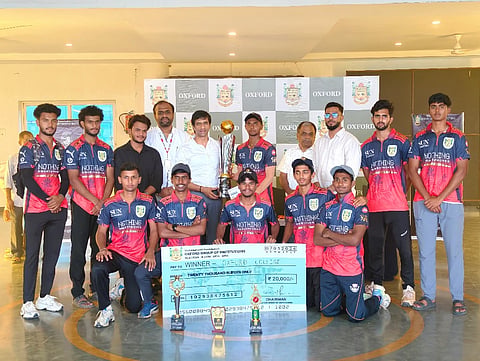 wins ಆಕ್ಸ್​ಫರ್ಡ್ ಕಾಲೇಜು ಹಮ್ಮಿಕೊಂಡಿದ್ದ ‘ಆಕ್ಸ್​ಫರ್ಡ್ ಟ್ರೋಫಿ-2’ ಟಿ 20 ಕ್ರೀಕೆಟ್ ಪಂದ್ಯಾವಳಿಯಲ್ಲಿ ವಿಜೇತ ಆಕ್ಸ್​ಫರ್ಡ್ ಕಾಲೇಜು ತಂಡಕ್ಕೆ ಕಾಲೇಜಿನ ಚೇರ್ಮನ್ ವಸಂತ ಹೊರಟ್ಟಿ ಟ್ರೋಫಿ ವಿತರಿಸಿದರು. 