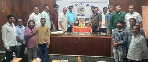 ಮಂಡ್ಯ ಜಿಲ್ಲಾ ಕಾರ್ಯನಿರತ ಪತ್ರಕರ್ತರ ಸಂಘದಲ್ಲಿ ಹಿರಿಯ ಪತ್ರಕರ್ತ ಪಿ.ರಾಮಯ್ಯ ಅವರಿಗೆ ಶ್ರದ್ಧಾಂಜಲಿ ಸಲ್ಲಿಸಲಾಯಿತು. 