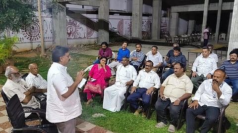 ಮಂಡ್ಯದಲ್ಲಿ ಆಯೋಜಿಸಿದ್ದ ಶ್ರದ್ಧಾಂಜಲಿ ಸಭೆಯಲ್ಲಿ ಕರ್ನಾಟಕ ಗಾಂಧಿ ಸ್ಮಾರಕ ನಿಧಿಯ ಅಧ್ಯಕ್ಷ ವೂಡೇ ಪಿ.ಕೃಷ್ಣ ಮಾತನಾಡಿದರು. 
