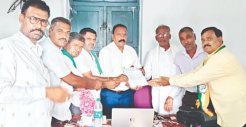 ಕಾಂಗ್ರೆಸ್‌ನ ಕಿಸಾನ್ ಘಟಕದ ಪಾಂಡವಪುರ ತಾಲೂಕು ಅಧ್ಯಕ್ಷ ಸಿ.ಆರ್.ರಮೇಶ್ ನೇತೃತ್ವದಲ್ಲಿ ಎಂಆರ್‌ಎನ್ ಶುಗರ್ಸ್‌ನ ಸಾರ್ವಜನಿಕ ಸಂಪರ್ಕ ಅಧಿಕಾರಿ ರವಿಕುಮಾರ್ ಅವರಿಗೆ ಮನವಿ ಸಲ್ಲಿಸಲಾಯಿತು.