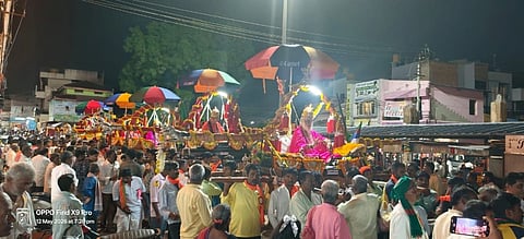 ನವಲಗುಂದ ಪಟ್ಟಣದ ಪಂಚಗೃಹ ಹಿರೇಮಠ ಗುರು ಪಟ್ಟಾಧೀಕರ ನಿಮಿತ್ತ ಜಗದ್ಗುರು ಪಂಚ ಪೀಠಾದೀಶರ ಅಡಪಲ್ಲಕ್ಕಿ ಉತ್ಸವ ಮಂಗಳವಾರ ಸಂಭ್ರಮದಿಂದ ಜರುಗಿತು.
